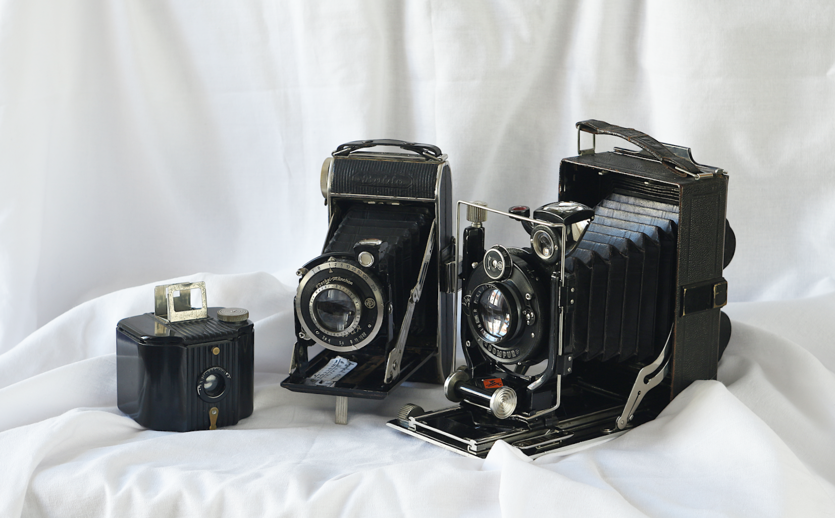Tři historické fotoaparáty.