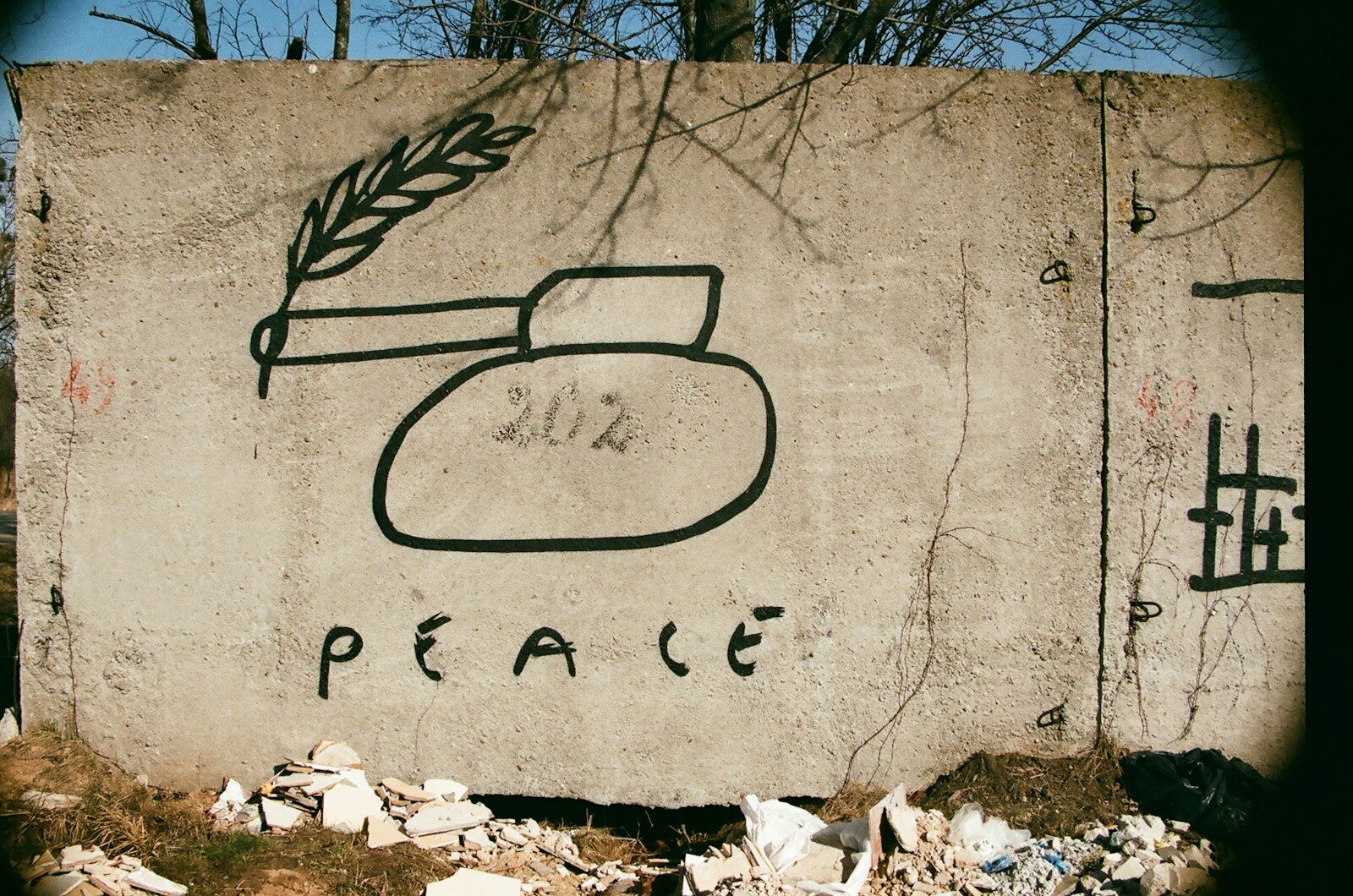 a cement sign with a picture of a vase and a wheat stalk on it